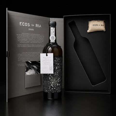Ecos da Ria premium wine gift box set with bottle, wine sleeve, and branded packaging on black background